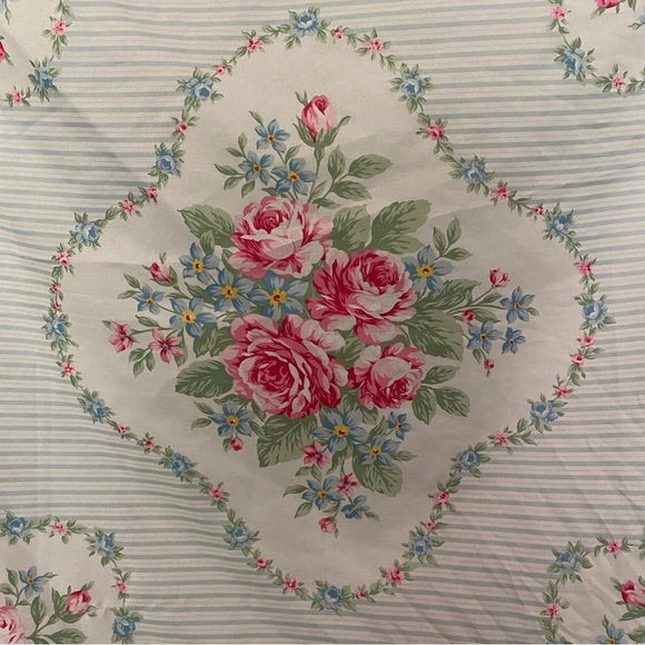 Pretty vintage floral scarf. Made in Italy. - Picture 2 of 3